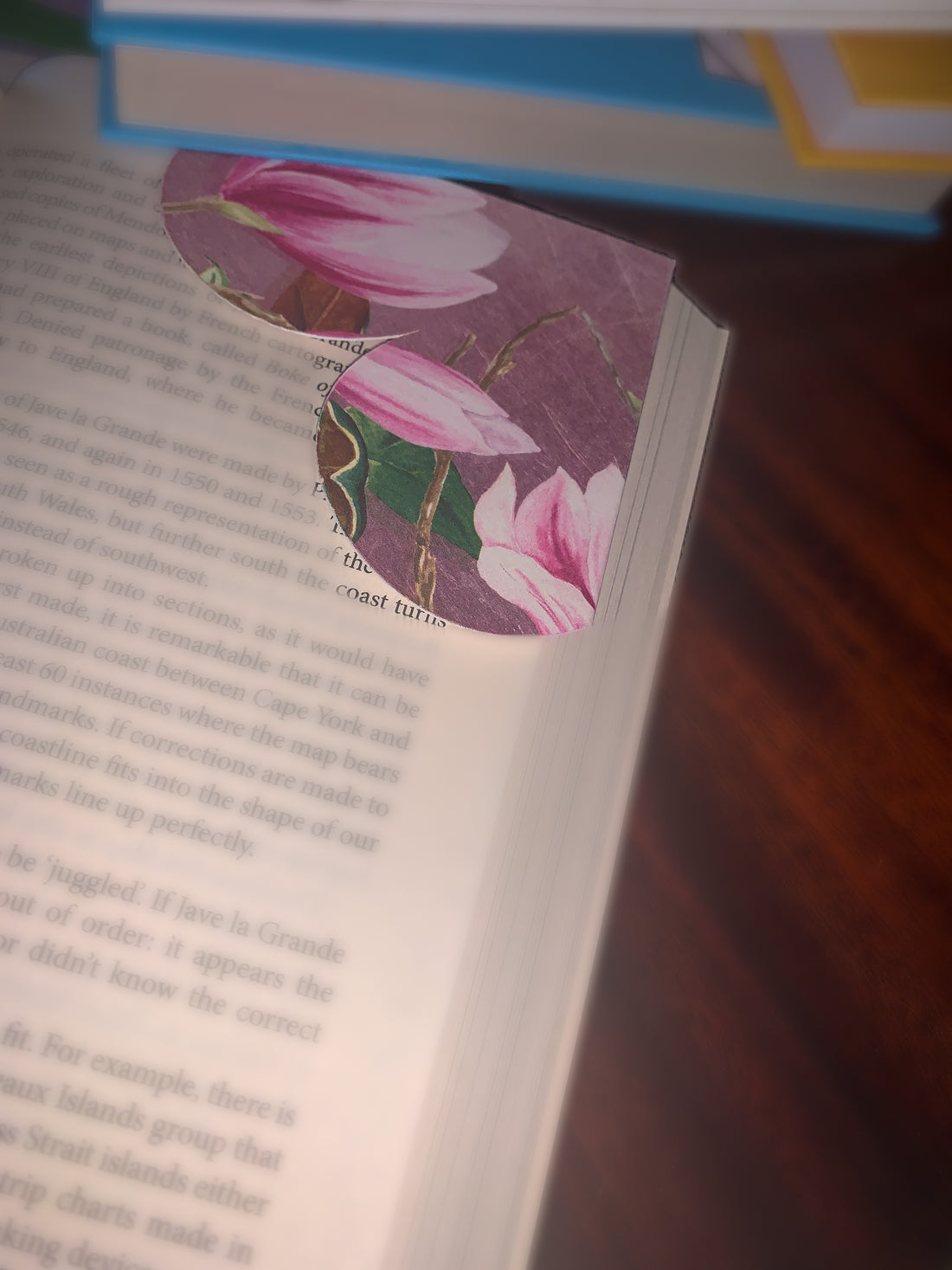 corner bookmark, heart shape with magnolia flowers